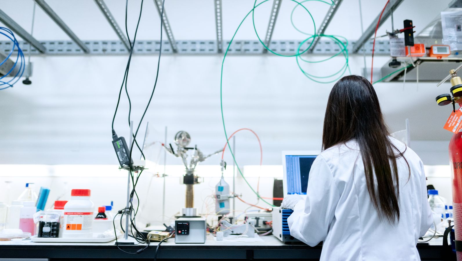 Das Bild zeigt eine Wissenschaftlerin im Labor.